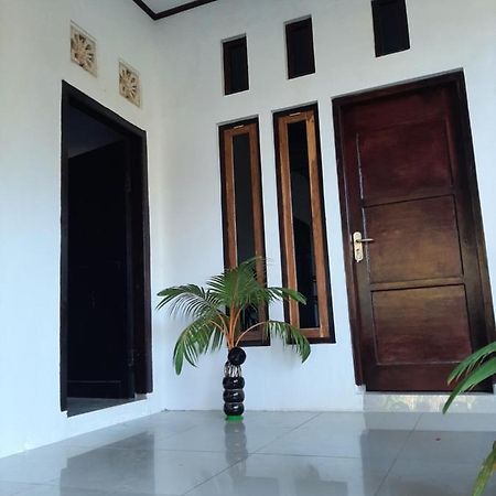 Riung Tiga Empat Tujuh Guesthouse ภายนอก รูปภาพ