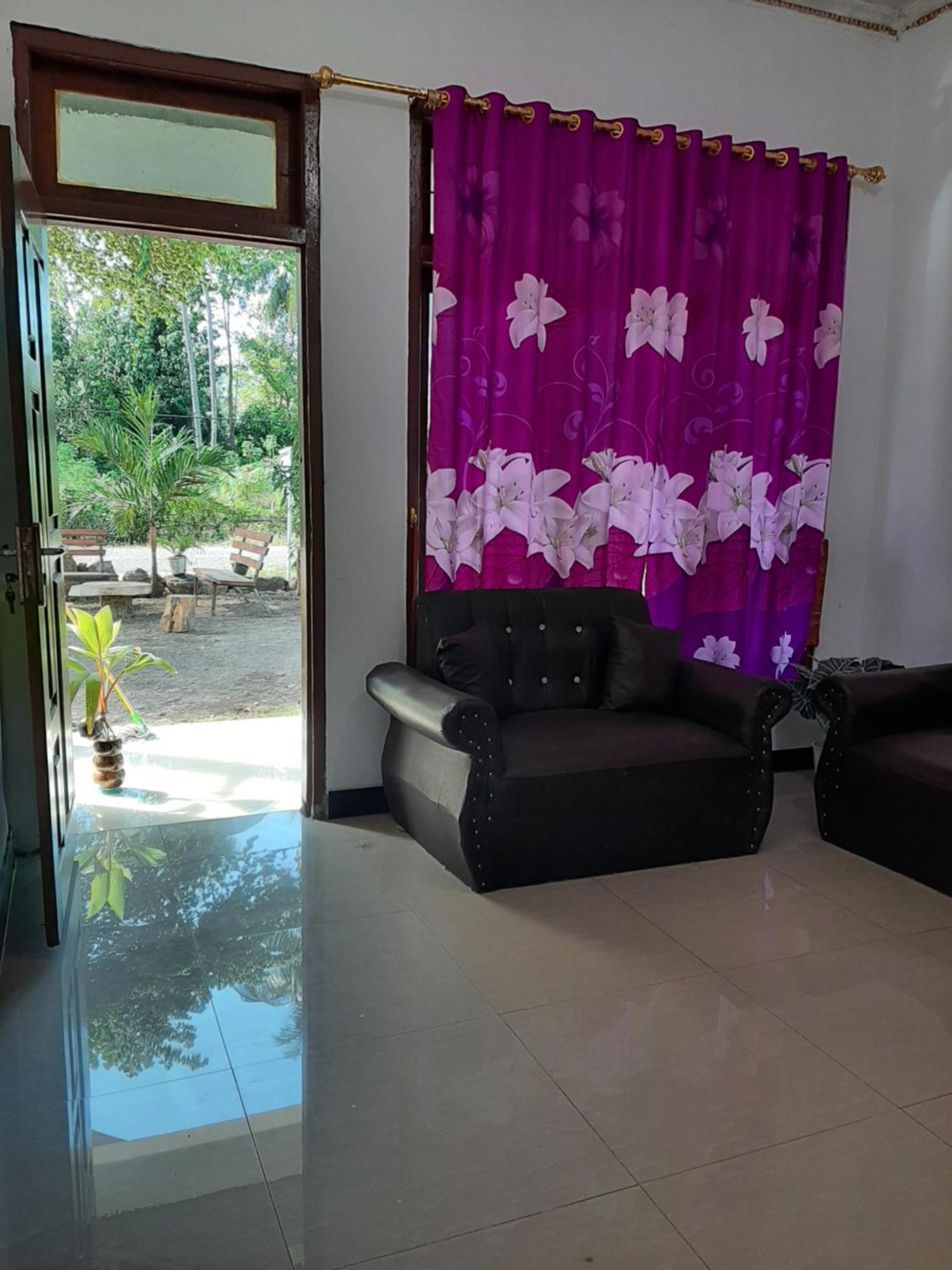 Riung Tiga Empat Tujuh Guesthouse ภายนอก รูปภาพ