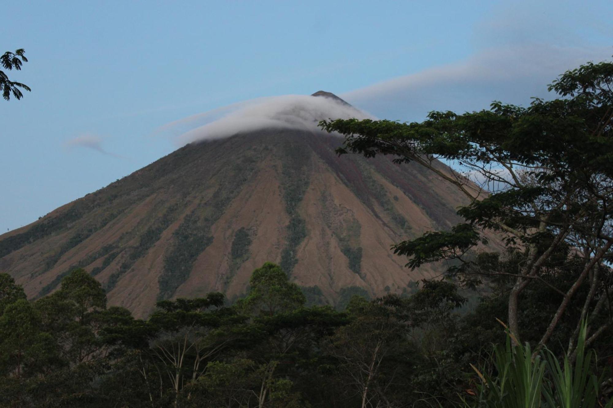Riung Tiga Empat Tujuh Guesthouse ภายนอก รูปภาพ